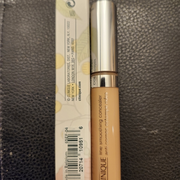 Clinique Line Smoothing Concealer In 04 Medium - Picture 2 of 5